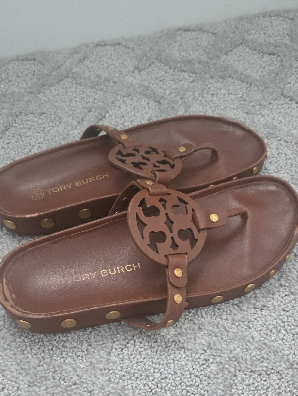 Tory Burch Brown Coin Cloud Logo Thong Sandals - Picture 7 of 8